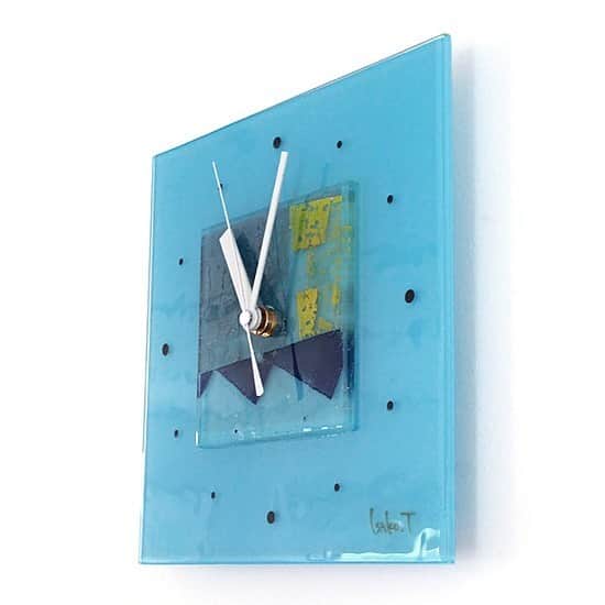 comb de shioさんのインスタグラム写真 - (comb de shioInstagram)「時計から、アートのある生活、はじめませんか？  glass art clock by Isako TODA﻿ ﻿ #アートのある暮らし ﻿ ------------------------﻿ 【作品リスト】﻿ ﻿ ■ガラスアート時計・「SKY and SEA」 C_180811  オンラインショップ掲載中です。﻿ 画像のタグ🏷からリンクしてます﻿ ﻿ ﻿ #combdeshio﻿ #コムデシオガラス ﻿ #コムデシオ ﻿ #ガラス作家杜多一菜子﻿ #三重県  #三重県津市  #インテリア好きな人と繋がりたい﻿ #インテリアデザイン﻿ #おしゃれインテリア #インテリアアート #壁掛けインテリア #おしゃれな部屋  #抽象画アート #寝室インテリア  #壁掛け時計 #ガラス時計 #新築祝いのプレゼント #結婚祝いのプレゼント  #おうち時間を楽しむアイテム ﻿#インテリア時計  #artist  #interiorart #interiorartwork #artclock #glassclock #japanesecraft #clock」6月22日 22時06分 - comb_de_shio