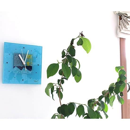 comb de shioさんのインスタグラム写真 - (comb de shioInstagram)「時計から、アートのある生活、はじめませんか？  glass art clock by Isako TODA﻿ ﻿ #アートのある暮らし ﻿ ------------------------﻿ 【作品リスト】﻿ ﻿ ■ガラスアート時計・「SKY and SEA」 C_180811  オンラインショップ掲載中です。﻿ 画像のタグ🏷からリンクしてます﻿ ﻿ ﻿ #combdeshio﻿ #コムデシオガラス ﻿ #コムデシオ ﻿ #ガラス作家杜多一菜子﻿ #三重県  #三重県津市  #インテリア好きな人と繋がりたい﻿ #インテリアデザイン﻿ #おしゃれインテリア #インテリアアート #壁掛けインテリア #おしゃれな部屋  #抽象画アート #寝室インテリア  #壁掛け時計 #ガラス時計 #新築祝いのプレゼント #結婚祝いのプレゼント  #おうち時間を楽しむアイテム ﻿#インテリア時計  #artist  #interiorart #interiorartwork #artclock #glassclock #japanesecraft #clock」6月22日 22時06分 - comb_de_shio