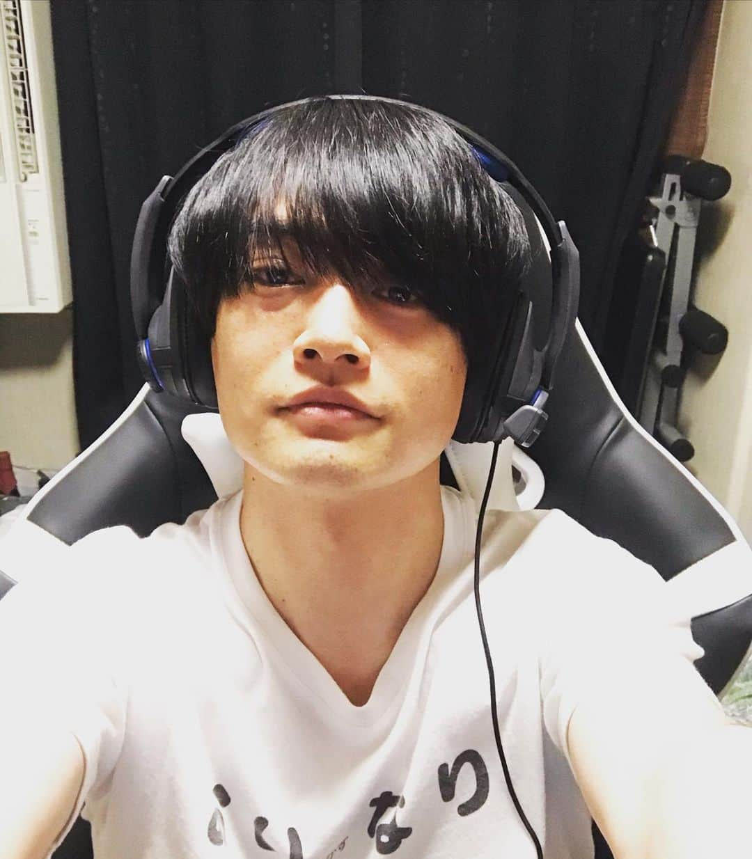 坂口和也さんのインスタグラム写真 - (坂口和也Instagram)「こちらの方でも‼️ お陰様で34歳の誕生日を迎えることができました✨ ありがとうございます✨ 33歳は最初から最後まで激動でした😂ただ、とても大切な事を学んだし大切なモノが沢山できました‼️嬉しい事も幸せな事も辛い事も悲しい事もあったけど沢山笑えたと思います😊 34歳も沢山笑って沢山楽しいことして沢山好きな事に挑戦して行きたいと思います✨ 至らないところも多々ありこれからも皆さまのお世話になる事が多いかと思いますが仲良くしていただけたら嬉しいです‼️ そして両親に感謝✨ありがとう🎂 #坂口和也 #俳優 #誕生日 #ドラマ #映画 #舞台 #サッカー #ゲーム実況 #いつもありがとう #かずなりちゃんねる #笑顔」6月22日 22時17分 - kazunari_sakaguchi