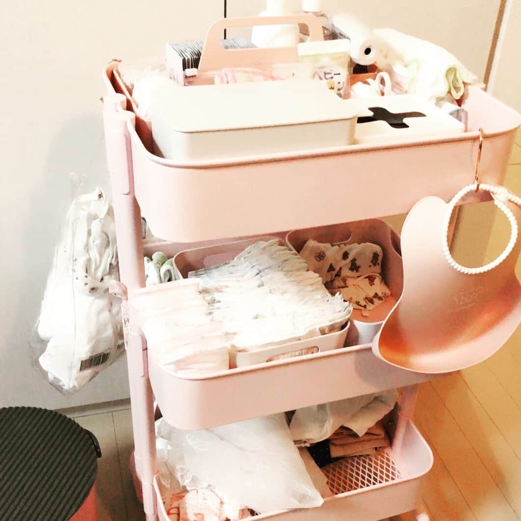 荒浪和沙のインスタグラム：「べびちゃんお世話ワゴン☺️ ・ 生後0日〜1ヶ月くらいのお世話セット ・ ・ 収納ケースとか見直したいところあるけど使ってる中身はこんな感じになりました🙌 ・ ・ ☆一段目☆ ♪お尻拭きシート ♪おむつの消臭袋 ♪体温計 ♪ベビーワセリン ♪ベビーローション ♪ベビーオイル ♪汗疹防止の乾燥パウダー ♪エタノール ♪ガーゼ ♪ベビー綿棒 ♪ウェットコットン ♪タオル ・ ☆二段目☆ ♪おむつ ♪肌着類 ♪おむつカバー ♪母乳パッド ・ ☆三段目☆ ♪スタイ ♪お洋服 ・ ・ ・ もう少ししたら中身なんとなく載せたい😚 乾燥パウダーはこの時期オススメです‼️ ・ ・ #新生児 #生後1ヶ月 #ベビーワゴン #育児 #プレママ #」