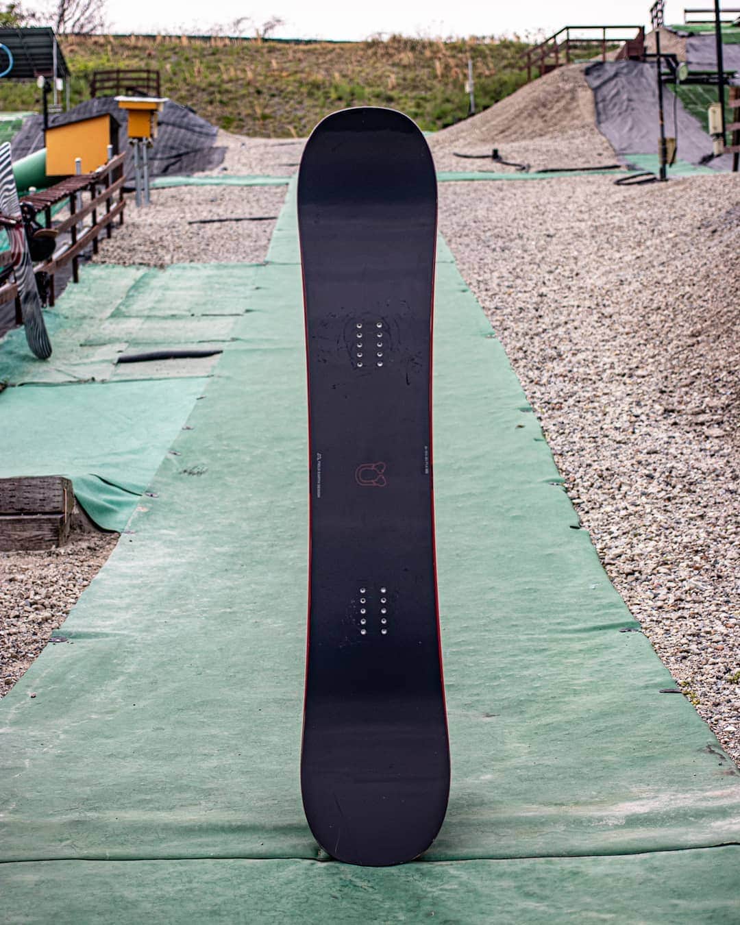 のインスタグラム：「Im riding on @fieldearth at @osakakings . This board is special for me with handicap. 毎日 @fieldearth のartride directionalに乗ってます。 怪我して、足の力が女子より弱い自分でも思い通りに操れる最高の1本。 この板に出会えた事を感謝。 #fieldearth #umlaut  #snowboarding  #artride #werideforever」