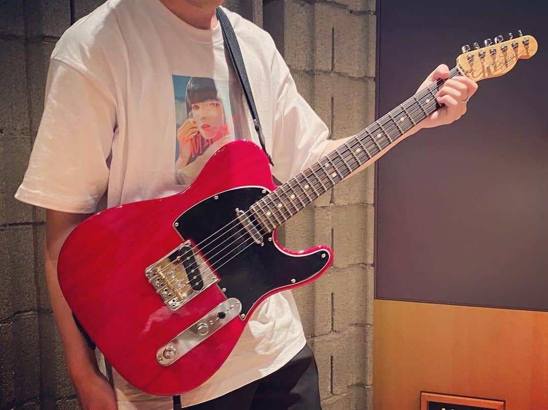 小林壱誓（緑黄色社会）さんのインスタグラム写真 - (小林壱誓（緑黄色社会）Instagram)「あたいの新しいおギターです」6月22日 22時20分 - isseyman