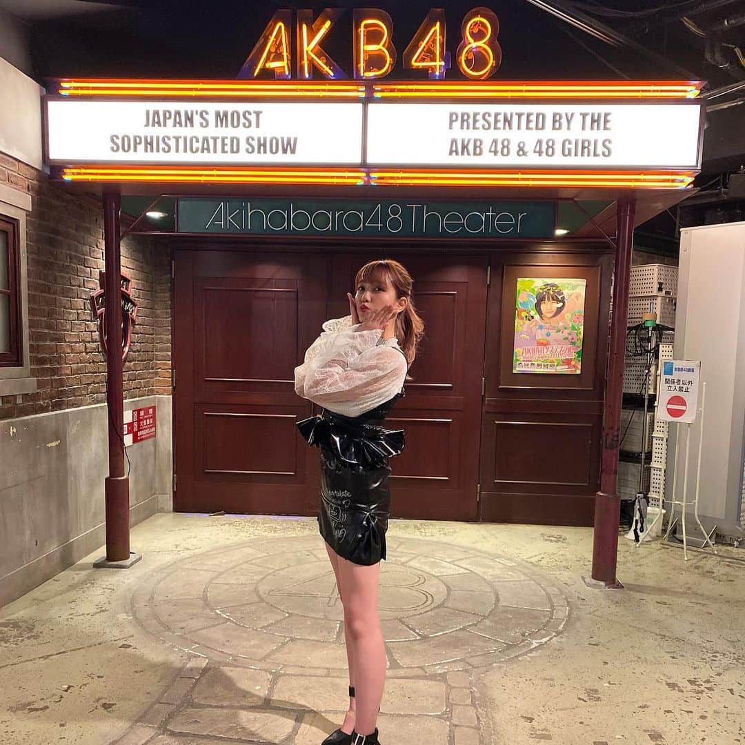 加藤玲奈のインスタグラム：「今日で10周年を迎えました！ モデルになりたい！という夢を持って入ったAKB48。入った当時は12歳で、なにもわからず、ただ与えられた事を必死にやっていた記憶があります。当時の私に、言ってあげたい！何年後かには、ファッション雑誌にでれてるよ！ファッションショーにでれてるよ！と。 有り難いことにファッションのお仕事をたくさんやらせていただき、写真集まで出させていただき、今は、当時の12歳の私には想像もできないくらい幸せな経験をさせていただいています。でも、幸せな分、悔しいことも、悲しいことも沢山ありました。そんな時、いつもそばで支えてくださるのは、ファンの皆さん、そして家族でした。 皆さんがいるから頑張れる、頑張ろうと思える。 これからも皆さんのためにも、もちろん自分の将来のためにも頑張っていきたいなと思っています。 AKB48に入って、素敵な仲間、自慢のファンの皆さんに出会えて本当に良かった😌✨ これからも応援よろしくお願いします。」