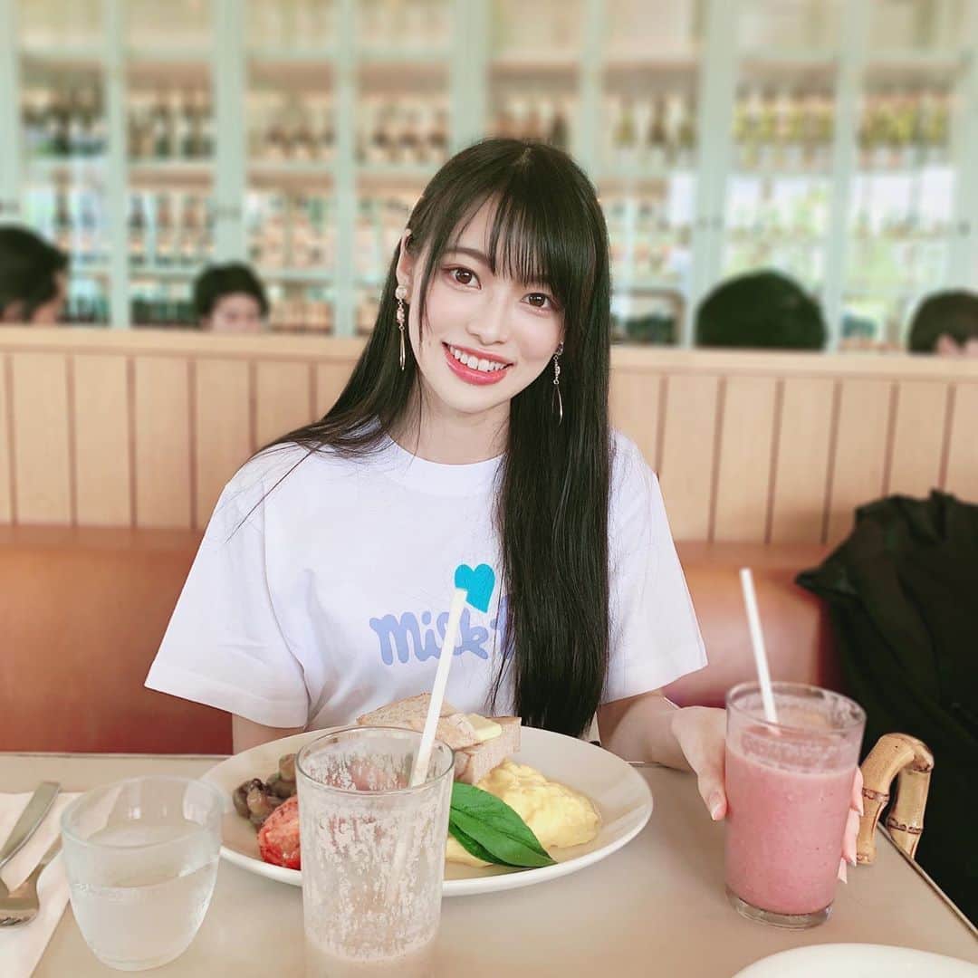 藤田いろはのインスタグラム：「いろはとデートなう風💓﻿ この間メイリさん @meiri_01familia とデートした時に撮ってもらいました📸﻿ この写真に写ってるやつ以外にもパンケーキも食べたんだけど超美味しかった🥞💕﻿ また行きたいなーっ﻿ ﻿ ﻿ ﻿ ‪#藤田いろは#グラビア#gravure #japanesegirl #レースクイーン#tokyo  #カフェごはん #aziangirl  #ビジョビ #模特 #뷰티스타그램 #原宿カフェ #cosplay #黒髪ロング#팔로우#소통해요#셀스타그램#モデル #model #그라비아 #모델 #日本的 #性感內衣 #内衣 #奶 #sexy  #性感美女 #性感尤物 #liquem#リキュエム」