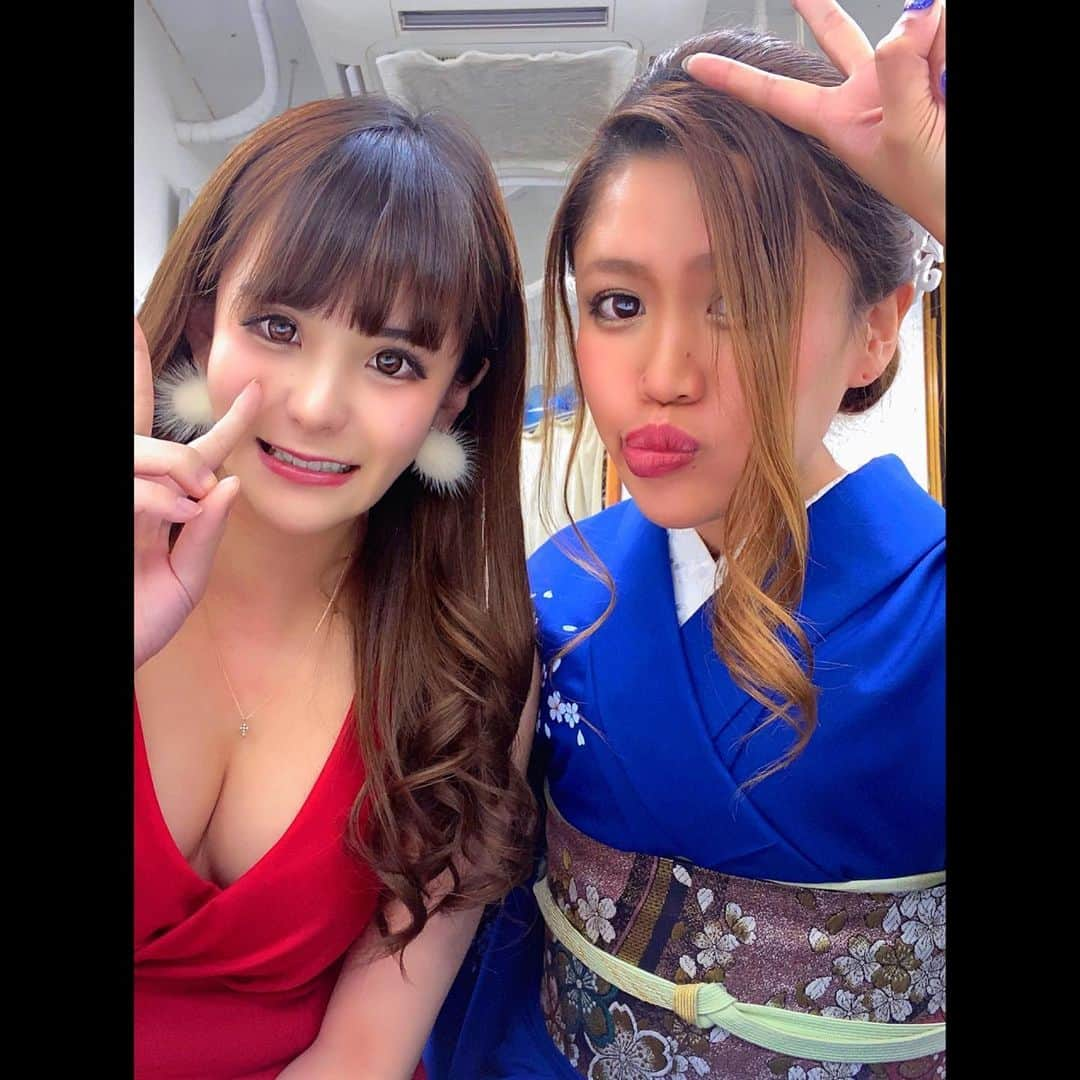 美神れおなさんのインスタグラム写真 - (美神れおなInstagram)「#タイムラグ投稿  三苫愛(@aiyang9)と私。  2020年何故か愛ちゃんとの写メの時大概酔ってるんだが🤔なぜだ！ 2020ねん。  #新宿#歌舞伎町#キャバクラ#キャバ#キャバ嬢#シャンパン#クラキャバ#クラブ#着物#kimono#南十字星#三苫愛#美神れおな#れおな氏#マツエク#アイリスト」6月22日 22時38分 - reona1291