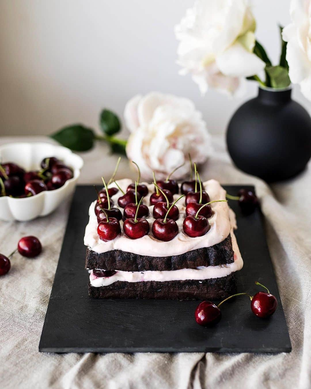 増田由希子さんのインスタグラム写真 - (増田由希子Instagram)「Simple Black Forest cake.🍒 #cherrycake #blackforestcake #homemade #baking  黒い森のケーキ、シュバルツヴェルダー・キルシュトルテ風。自家製チェリーコンポートをサンドしたシンプルなケーキです。」6月22日 22時39分 - nonihana_