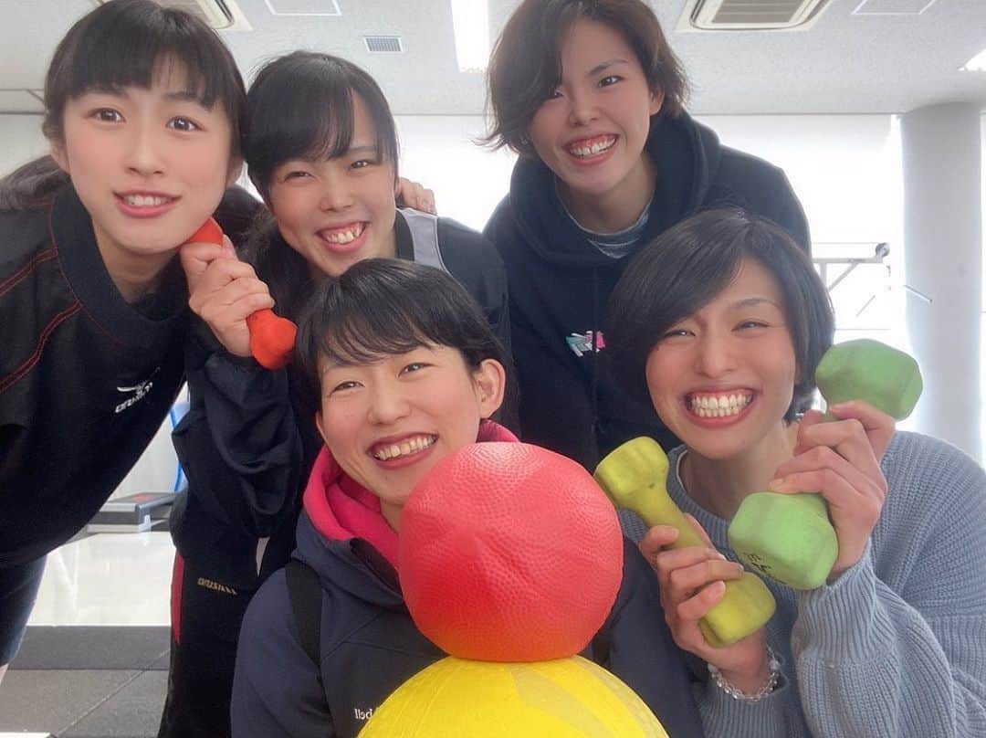 のインスタグラム：「💚🏉💚🏉 ＊ 皆さん今日は1日雨の我孫子市でしたがいかがお過ごしでしょうか☺️ ＊ 本日ホームページ用の写真撮影でした📸‼︎ 1枚目は現役時にミオさんや仲間と撮った写メめ♬ 2枚目✨ミオさん @nec_gr_official のスタッフとして初の撮影模様でした💚 3枚目はわたし。笑 何度撮って頂いても慣れませんね😂😂😂笑 今チームの方はまだ個別やグループでのトレーニングなどしかできていませんが…選手スタッフみんな頑張っております💪 応援宜しくお願いします📣💚🏉 @nec_gr_official #necグリーンロケッツ #necgreenrockets #ラグビートップリーグ #トップリーグ #topleage #rugby #ラグビー #necsports #グリロケ  #峯村日記」