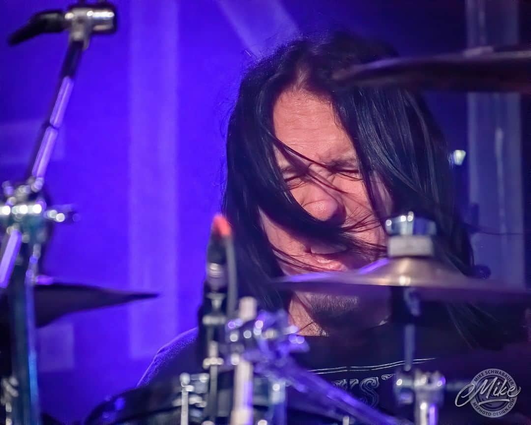 Queensrycheさんのインスタグラム写真 - (QueensrycheInstagram)「Casey at Knuckleheads Kansas City (photo credit Mike Schwabauer Photography and Design) #queensryche #theverdicttour #knuckleheadskc #caseygrillo #kickassdrummer #drummer #drums #drumface #badmf #memories #goodtimes #wemissourrychers #wemissperformingforyou」6月22日 22時52分 - queensrycheofficial