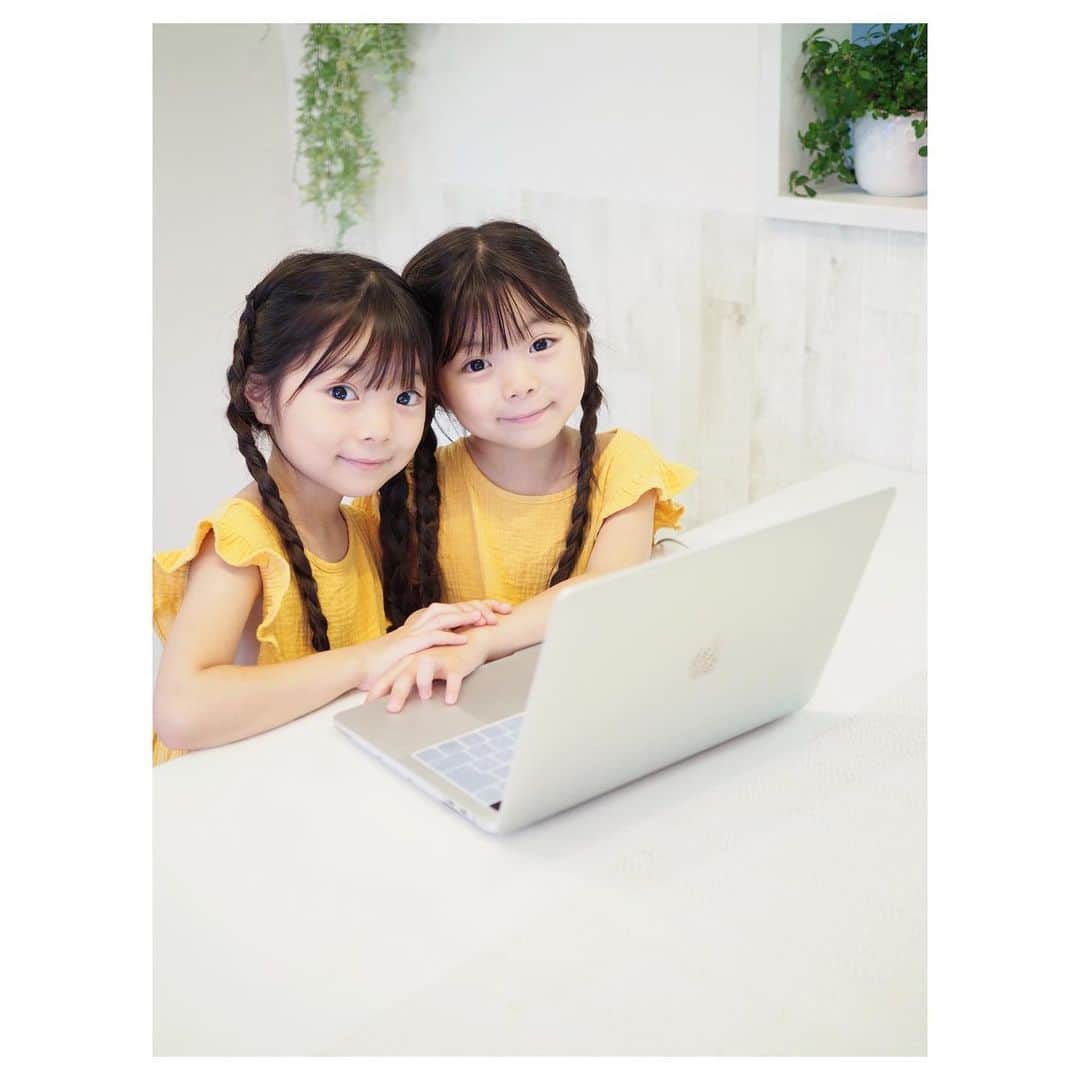 Yukiさんのインスタグラム写真 - (YukiInstagram)「ちょっとドキドキな双子ちゃん😂✨ ほぼ毎日続けているオンライン英会話💻  初めて双子ちゃんだけでやってみました☺️💓 普段は長女にリードしてもらうことが多いので、ちょっぴり緊張してる様子が伝わってくる😂✨✨ 先生も毎回、褒めてくれたり楽しみながら教えてくれてありがたい♡  @nativecamp のおかげで、少しずつリスニング力もついてきたかなー^_^  楽しみながら学べるのが1番かなーと思うのでこれからも続けていきたいです(o^^o)  #ネイティブキャンプ #オンライン英会話 #英会話 #英会話レッスン #オンラインレッスン#英会話勉強中 #アメリカ留学 #留学　#海外留学 #留学生活 #語学留学 #留学準備 #三姉妹 #双子」6月22日 22時51分 - yukikuu96