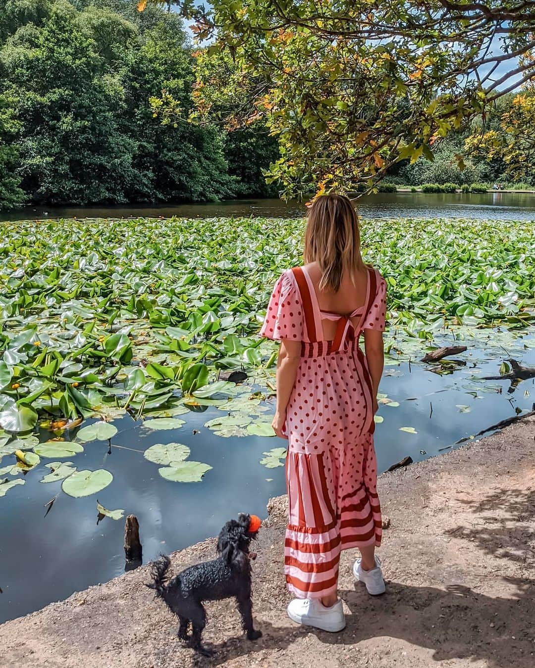 Ashley Jamesさんのインスタグラム写真 - (Ashley JamesInstagram)「This year has given me an even greater appreciation of nature... Although I'm not sure if that's to do with lockdown or my age?😅🌸 I've always loved nature when it comes to travelling, my favourite hobby is deep sea diving and being surrounded by the ocean and the sound of my breath, but I never really appreciated what was on my doorstep, not did I realise how important it is for me to surround myself with nature for my mental wellbeing, especially as an empath. A couple of weeks ago I talked on stories about what it means to be an empath, so I thought I'd summarize on here, as a few people have been asking about it. I know that this year will have been testing for lots of my fellow empaths, and I've learned a few valuable lessons over the last few years.  The term empath comes from empathy, which is the ability to understand the experiences and feelings of others outside of your own perspective. You actually sense and feel emotions as if they’re part of your own experience. In other words, someone else’s pain and happiness become your pain and happiness. Here are some of the signs you might be an empath (this is taken from an article online by the way): Major empathy  Easily overwhelmed  Strong intuition  Love of nature  Dislike of crowds  Deep caring  Problem solving  High sensitivity  Need for rest  Dislike of conflict  Trouble fitting in  Isolation  Boundary issues  Unique view  Easily overloaded  I used to care SO much for people and make it my mission to help them to the extent I'd overlook my own needs and desires, get burnt out, or (more often than not) feel really let down and betrayed when they wouldn't do the same back. But the biggest lesson I learned is that giving isn't giving, if you expect something in return. And giving and helping people won't force them to like you.  I used to see empathy as a weakness, and used to wish I didn't care so much, but now I've learned to control it and own it, I think it's one of my biggest strengths. It's what makes us compassionate, caring, and understanding. It's an amazing power to be able to understand what people. But we also have to learn boundaries, don't get used, and make sure we put ourselves first. ❤️」6月22日 23時00分 - ashleylouisejames