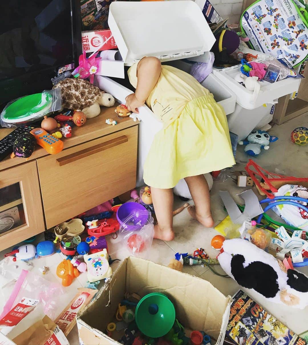 江戸川じゅん兵のインスタグラム：「自分で片付けなかったらまじで全部捨てるからな笑 #撮れ高パない #散らかし怪獣」