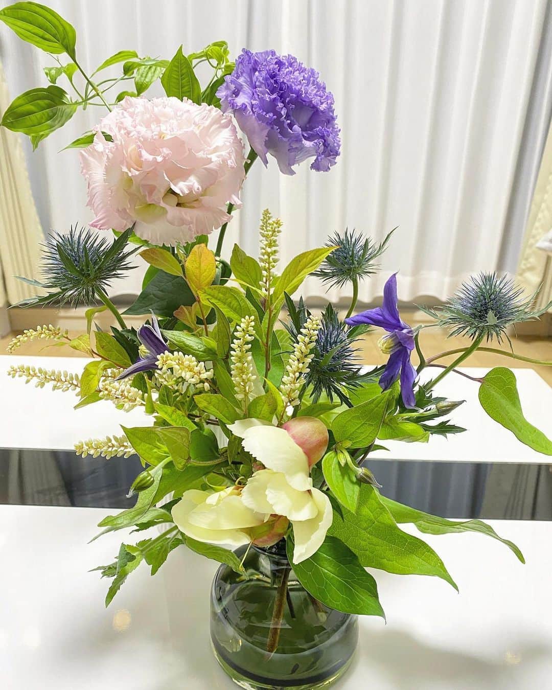 野嶋紗己子さんのインスタグラム写真 - (野嶋紗己子Instagram)「🌸💐 💐💐🌸﻿ ﻿ まやさんにもらった花束と、今週のお花。﻿ #おやすみなさい😴」6月22日 23時01分 - nojima_sakiko