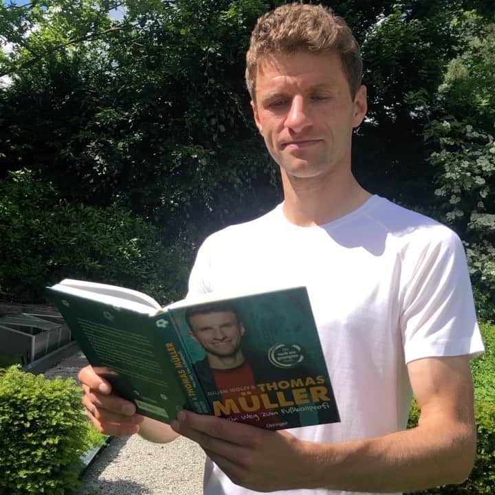 トーマス・ミュラーのインスタグラム：「Seit heute im Buchhandel: Mein neues Kinderbuch „Mein Weg zum Fußballprofi“ 📖 Erfahrt meinen Werdegang von der Jugendmannschaft des TSV Pähl bis zur Bundesligamannschaft des @fcbayern ↗️ Viel Spaß beim Lesen! ANZEIGE  #esmuellert #kinderbuch #lesenmachtglücklich #oetinger #ThomasMüller #lesen」