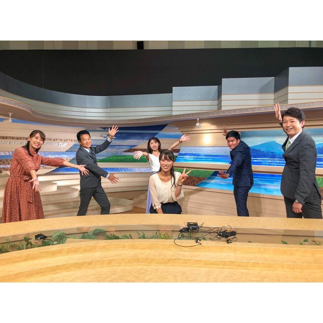 のインスタグラム：「. こんばんは！ 今週1週間も始まりましたね🌻✨ .  私は本日Nスタふくしまで スタジオデビューを致しました！ 【広いスタジオ×生放送】はとっても緊張しました…！ . . 放送終了後は 先輩アナウンサーの方々と 気象予報士の大野さんに囲んでいただき ソーシャルディスタンスフォトを📷✨ 皆さん独特なポーズ、、、（笑） . 明日からもまた頑張りましょう！ 今日一日お疲れ様でした😊 . #テレビユー福島#TUF #Nスタふくしま#アナウンサー #佐藤玲奈#スタジオデビュー」