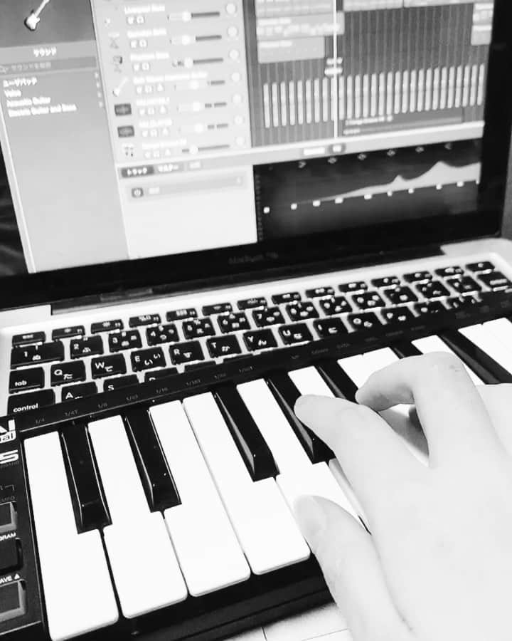 のインスタグラム：「さっきクリック消すの忘れたからもっかいアップ。今日はこんなトラックを練習で作ってみてベースラインがコードにそってちゃんと弾けてるかチャレンジ。まだおかしいとこはあるけど毎日研究だな。やっと自分の好きな音楽に向けて改めて歩き出せて嬉しい😃 フルアルバム頑張って作るぞ。 Metis  #かりんかりんかりんカリンカリンカリンカ  #metis#やったるけー#beat#music#beatmaking #練習#beatmaker #AKAI#midiキーボード#自分で始めた女たち #dance#african#一から#勉強#楽しい#最高 #研究女#頑張ろう」