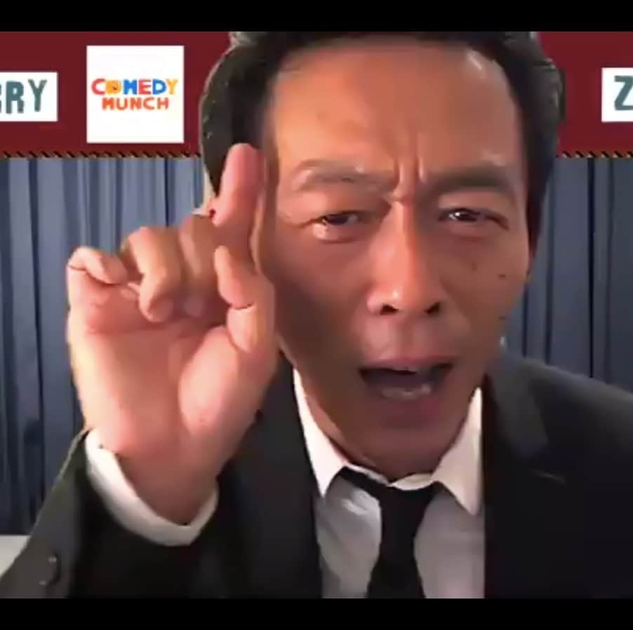 ぜんじろうのインスタグラム：「昨夜は、インドのコメディでZOOMオンラインでのスタンダップコメディー（英語）でした。  やる2日前に、問題が勃発。前売りチケットをオンラインで購入したら、エラーが出るんです。インド側の主催者に問い合わすと、原因がわからないとのこと。ずーっとインド側とチケット販売側とやりとりしても原因わからず。。。めずらしくインドの主催者が『 I am sorry』と謝罪（笑）『謝ってもすむかー！なんとかせんかえー！』と、怒らずに『謝らないで。君のせいじゃないよ。』と、日本人の僕も" めずらしく" このように、すませました（笑）  メールで『予約できない』といただき、対処させていただいたんですが、『再度試してください』としか解決方法がなく、、10回以上トライしていただいて断念された方もいらっしゃって。。 で、結局、原因わからず、、ほぼ、15回再度チャレンジして、がんばって入金できた方が、全員と言っていいほど、日本人の方々でした。少し英語でネタをやったんですが、結局、日本語で、スタンダップ コメディやらせていただきました。  インドでやるときは、必ずこういった『日本ではありえないトラブル』が、絶対あります。今回も、追い討ちかけるように、本番を30分遅れるはめになったんですが、本番前に、主催者が連絡とれなくなったんです。で、なんとか電話が繋がり開始。で、やってる最中に、オンラインのマイクを主催者がオンにして、インドの現地の外からのバイクの音がだだ漏れだったり（笑）  何より終わってから 『今度はきちんとやろう！』 えーーー！またやるんかいな（笑）  というか、プロモーターやったら、インドのお客さん集めてくれよー！（笑）  ふらふらになりました。何より今回のスタンダップ コメディのタイトルが『I am sorry』でしたが、日本の謝罪文化を皮肉ってつけたはずが、主催者が僕に『I am sorry』。僕がチケット買えなかったお客さんに『I am sorry』。開始時間遅れて『 I am sorry』という、本来の趣旨では無い、予言かのような、リアリティーオンラインライブでした。  それでも、がんばって入金して、見にいただいた日本人の皆さまと後、インドの方。心より感謝いたします。愛しています！僕は、支えられて、やらせていただいています。」