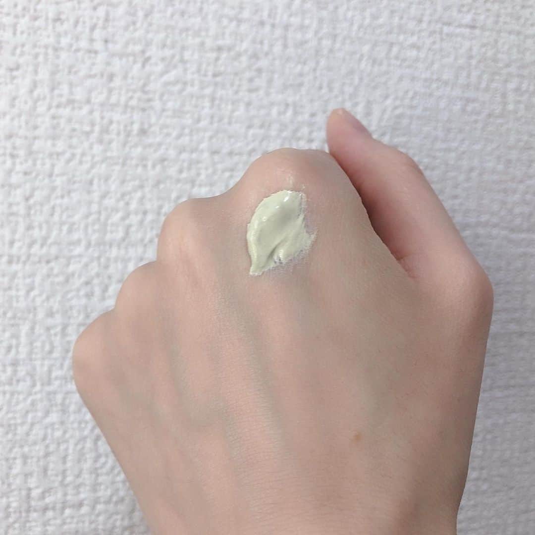 一ノ瀬みくさんのインスタグラム写真 - (一ノ瀬みくInstagram)「女の子数人から#シカペアクリーム のレポのリクエストDMを頂いたので 使用感をレポします🙋‍♀️ . 購入したのは#Dr.Jart+ の#シカペアリカバークリーム です❣️ もう既に話題の商品で、 ドンキとかには店頭に並んでたりするので手に入れやすいです🙆‍♂️ でも通販の方が半額くらいで買えるので、1カ月くらいかかったけど待ったよ笑 . きたないものさらして申し訳ないのですが iPhone標準外カメで撮った写真を晒します🙋‍♀️ 3枚目がすっぴん、4枚目がこのクリームのみ塗った状態です！ . 目の周りの茶ぐまと青くま、小鼻の赤み、あとはニキビ跡の気になる私のお肌ですが 色ムラをしっかりカバーしてくれて くすみのない、ワントーン明るいお肌になれます🙋‍♀️ ハッキリ言って、普通にファンデって感じ😃 BBクリーム的な😳？ クリーム自体はグリーンですが、塗ると肌色になります。 写真2枚目の量でも余るくらいでした！ちょこっとでOK。 テクスチャー硬めで、#ウユクリーム とかに比べるとそんなに伸びが良いわけでもないので しっかり保湿して潤った肌に乗せないと色ムラが出ます。 あと超薄く取って伸ばさないと 白浮きしちゃいます！ でも、そこを間違わなければ キレイに肌を均一にしてくれて良いです🙆‍♂️ グリーンなので、ニキビ跡の赤みとかにはすごくいいです！ でも色の濃いニキビ跡はやっぱり隠れてはくれないので 私はそこにはコンシーラーを塗ったあと、全体にパウダーファンデ塗ってます🙆‍♂️ ファンデ乗りは良いです✨  これでスキンケアの役割もしてくれるってんなら最高だと思います が そこはまだ実感してないのでこれから☺️✨ SPF40/PA++なので、 マスク生活のお供に 会社行くだけならこれだけ塗って出かけるのもアリだと思いました(そのために買った) これでマスクニキビとおさらばできたら万々歳なのですけどね  #美容 #美肌 #スキンケア #メイク」6月22日 23時05分 - mikuichinose