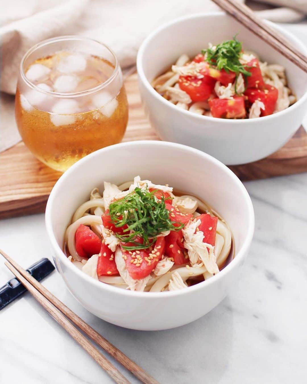 utoshさんのインスタグラム写真 - (utoshInstagram)「【レシピ付】Tomato Udon.﻿ トマトを使った #在宅楽飯 な冷製うどん﻿ ﻿ おかげさまで在宅楽飯のタグが5000件を越えました。﻿ 実は密かに投稿数気にしながら見てたんですよね。5000超えたの嬉しいです。﻿ ﻿ インスタグラムのタグって本当に0投稿のネーミングを見つけるの大変なんですよ。0投稿のタグを作る事ができるとガッツポーズですね。嬉しい！﻿ ﻿ ﻿ 夏場のうどんはこれで決まり！ 過去レシピから！﻿ サッと作れるうどん料理、ぜひ作ってみてください。﻿ ﻿ トマトは湯向きして、ザク切り、ささみも一度ゆでて手で裂いています。﻿ ﻿ _____________﻿ .﻿ トマトとささみの冷製うどん（2人分）﻿ .﻿ 〈材料〉﻿ うどん 2 玉﻿ トマト 1個﻿ ささみ 2個﻿ 大葉 2枚﻿ .﻿ めんつゆ（3倍濃縮） 80ml﻿ 水 220ml﻿ ﻿ トッピング﻿ ゴマ （お好みで）﻿ .﻿ 〈作り方〉﻿ 1、トマトは十字に切り込みをいれ、沸騰した鍋に数秒入れて湯むきする。ささみも沸騰した鍋に入れて火を通し、手で裂く。大葉は細く切る。めんつゆを冷水で割る。﻿ 2、うどんをさっと茹で、冷水で締めて、皿に盛り、めんつゆを入れて、ささみとトマトを盛り付け、最後に青葉を乗せたら完成。お好みでゴマなどをかける。﻿ .﻿ ___________﻿ .﻿ ぜひ作ってみてくださいね。﻿ No local No food おいしく楽しく！﻿ .﻿ .﻿ .﻿ #うどん #udon #tomato #トマト #冷製うどん﻿ .﻿ #ellegourmet#lunch#brunch#breakfast#foodporn#instagramjapan#vsco#IGersJP#onthetable#ランチ#おうちカフェ#うちごはん#暮らし#フーディーテーブル﻿ #cooking#homemade#おうちごはん#朝ごはん#japanesebreakfast#f52grams」6月22日 23時08分 - utosh