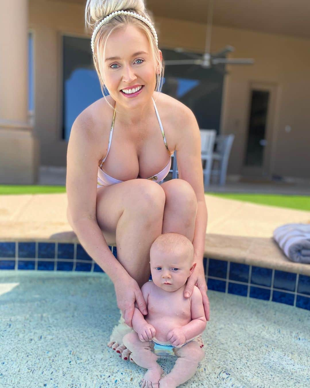 ブレア・オニールさんのインスタグラム写真 - (ブレア・オニールInstagram)「This weekend Chrome took his first dip in the pool & he liked it! 💦👶🏼 Swimming lessons & lots of sunscreen are definitely in this boys future🤍🧴 • #10weeks #babyboy #boymom」6月22日 23時09分 - blaironealgolf