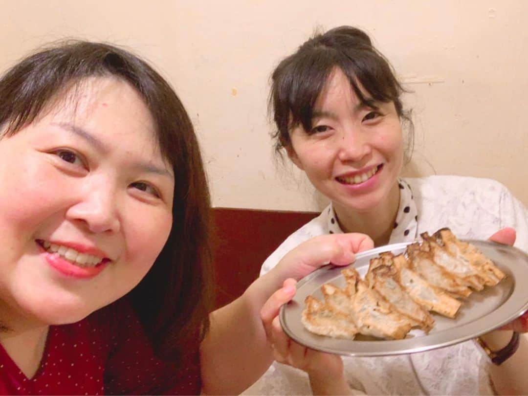 まんまるともぴーさんのインスタグラム写真 - (まんまるともぴーInstagram)「長い長〜いコロナ自粛期間が﻿ やっと終わりを告げたと来たら‼️﻿ やっぱりいつメンに会いたくなりますね😆✨﻿ ﻿ ﻿ ﻿ お久しぶり〜の飲み会は﻿ 「とにかく餃子が食べたいの〜❤️」﻿ わたしのワガママに皆さん﻿ お付き合いしていただきました😁❣️﻿ ﻿ ﻿ ﻿ その代わりと言っちゃあなんですが﻿ お店選びはお任せくだされ💖﻿ まんまるともぴーさんのお得意どころ✨﻿ 今回もバッチグー👍✨なチョイスです😀﻿ ﻿ ﻿ ﻿ 大阪駅からお１つ隣の﻿ JR福島駅にある餃子の銘店❗️﻿ オシャレで美味しい人気店の﻿ #マルジー餃子 さん🥟 ﻿@marug_gyoza ﻿ ﻿ 定番餃子はもちろんのこと🥟﻿ なんと言ってもわたしのイチオシは﻿ ホクホク玉ねぎの食感が楽しめる﻿ 《新玉ねぎ餃子🥟🧅😻✨》﻿ ﻿ ﻿ ﻿ シャキシャキの美味しさが﻿ 後を引くシソレンコン餃子も﻿ とっても美味しいよ💕﻿ ﻿ ﻿ ﻿ お飲み物ならサングリア🍷と﻿ お祭り気分が楽しめちゃう﻿ わたしイチオシの冷凍パイン酎ハイ﻿ 写真3枚目をご覧ください🍍😆﻿ ﻿ ﻿ ﻿ どの餃子もペロリと何個でもいけちゃう﻿ 仲間とのお喋りもアルコールも﻿ 楽しく美味しくどんどん進む﻿ お気に入りのお店なので〜す😊﻿ #餃子  #餃子女子  #餃子専門店  #餃子好きな人と繋がりたい  #餃子好き  #餃子大好き  #餃子スタグラム  #福島グルメ  #福島テイクアウト  #福島ランチ  #居酒屋メニュー  #居酒屋ごはん  #居酒屋巡り  #居酒屋好きな人と繋がりたい  #居酒屋デート #新玉ねぎ餃子  #シソレンコン餃子」6月22日 23時12分 - manmarutomop