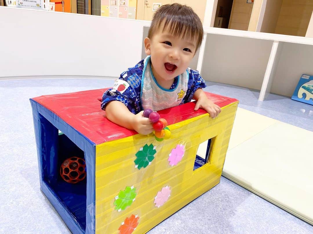 Momoeのインスタグラム：「ものすごく久しぶりに 支援センターに行った日の写真😌💘 消毒の時間として入れない時間帯があったり 人数制限があったりして安心💋 みよ凄く楽しかったみたいで 夢中で遊んでた💖かわいい😣💖 . .  #happy #家事 #育児 #family #家族 #boy #smile #男の子 #息子 #code #love #lucky #kids #子供 #thankyou #宝物 #ベビー #fashion #follow #心 #縁 #パパ #ママ #家族写真 #男の子ママ #赤ちゃん写真 #photo #子育て #1歳 #flower」