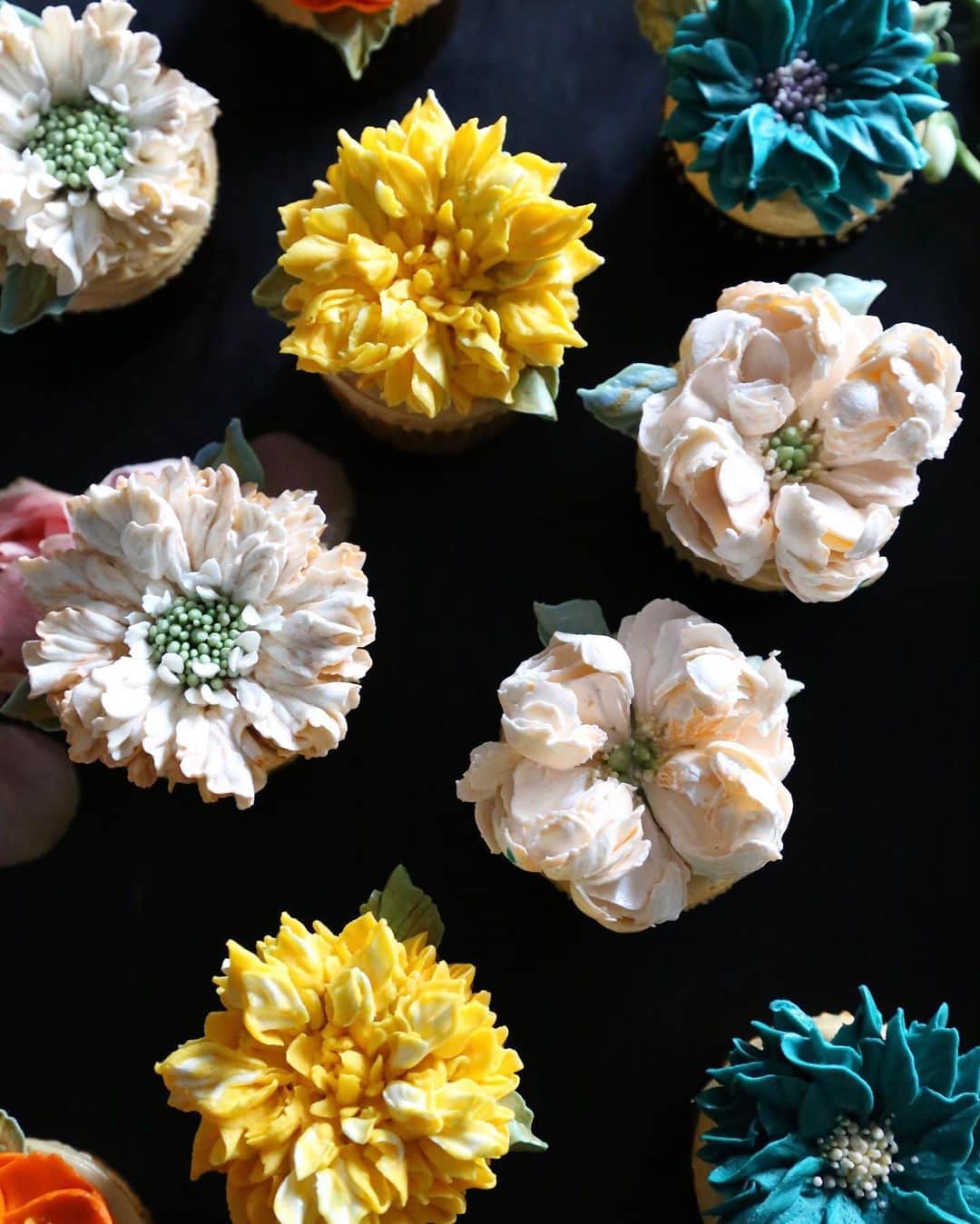 청담 수케이크 (atelier soo)さんのインスタグラム写真 - (청담 수케이크 (atelier soo)Instagram)「ㅡ 마스타창업반 2. soo class ❤️🧡💛💚💙 생화스러운mass flower 정말한끝차이로달라지는생화표현 아정말너무예뻤어요.함께한두분도 :) ㅡ #flower #cake #flowercake #partycake #birthday #bouquet #buttercream #baking #wilton #weddingcake ㅡ www.soocake.com vkscl_energy@naver.com」6月22日 23時16分 - soocake_ully