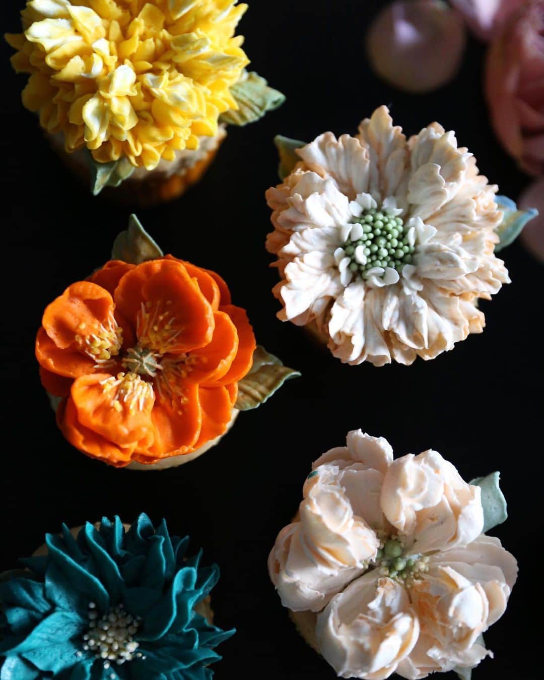 청담 수케이크 (atelier soo)さんのインスタグラム写真 - (청담 수케이크 (atelier soo)Instagram)「ㅡ 마스타창업반 2. soo class ❤️🧡💛💚💙 생화스러운mass flower 정말한끝차이로달라지는생화표현 아정말너무예뻤어요.함께한두분도 :) ㅡ #flower #cake #flowercake #partycake #birthday #bouquet #buttercream #baking #wilton #weddingcake ㅡ www.soocake.com vkscl_energy@naver.com」6月22日 23時16分 - soocake_ully