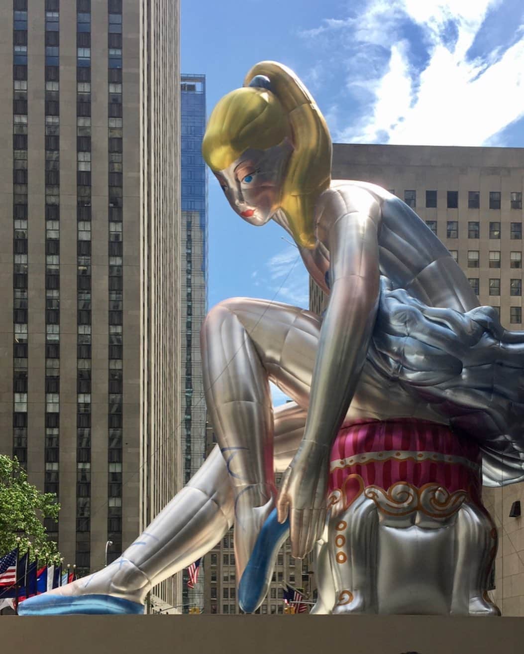 リサ・アンさんのインスタグラム写真 - (リサ・アンInstagram)「#looking back to 2017 The Seated Ballerina by @jeffkoons in Rockefeller Center. After reading about it, I was happy to visit NYC in time to see it! 🩰」6月22日 23時26分 - thereallisaann
