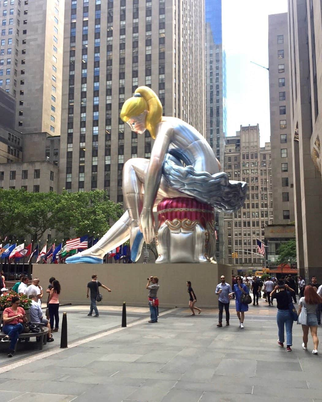 リサ・アンさんのインスタグラム写真 - (リサ・アンInstagram)「#looking back to 2017 The Seated Ballerina by @jeffkoons in Rockefeller Center. After reading about it, I was happy to visit NYC in time to see it! 🩰」6月22日 23時26分 - thereallisaann