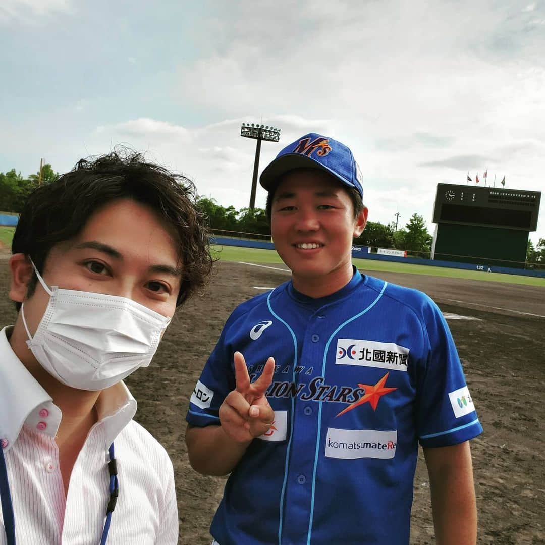 飯田嘉太のインスタグラム：「今日はプロ野球BCリーグ 石川ミリオンスターズのホーム開幕戦の取材へ⚾✏ ･ ･ 初回に大量得点を取ったものの 残念ながら勝利とはならず… ･ ･ プロ野球では県勢の選手たちが続々と活躍しているので ミリスタの選手たちはNPB入り目指して 頑張って欲しいです✨ ･ ･ 無観客試合は選手達のプレーの音や声掛けなどが聞こえて 今までとは違う見方が出来そうですが 寂しさが勝っています💦 ･ ･ でも試合観戦できる楽しみ スコアをつけられる喜びを感じました😆🎵 ･ ･ 試合後、④番の今村選手と📷 期待してるから頑張って‼  #プロ野球 #BCリーグ #独立リーグ #baseball #石川ミリオンスターズ #ミリスタ #ホーム開幕戦 #金沢市民野球場 #無観客 #無観客試合 #星稜 #野球部 #今村春輝 選手 #石川テレビ #石川さん #livenewsit #イイダスポーツ #アナウンサー #飯田嘉太 #スコアブック #scorebook」