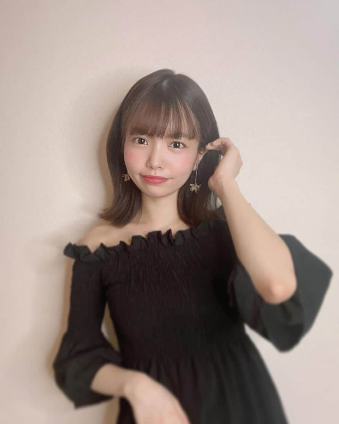 渕上舞さんのインスタグラム写真 - (渕上舞Instagram)「💇‍♀️❤︎﻿ ﻿ ﻿ 軽くスッキリさせました☺︎﻿ すっかり夏仕様🌻﻿ ﻿ 巻いたらもっと短く見えそう😌 また載せますね〜。 ﻿ ﻿ #newhair #haircolor #ミディアムヘア #ヘアチェンジ #外ハネミディアム #縮毛矯正 #梅雨対策ヘア #ミディアムボブ #夏服コーデ #オフショルダートップス #オフショルダー #いつかは #ボブにしたい #あと数センチの勇気なし」6月22日 23時26分 - mai_fuchigami_48