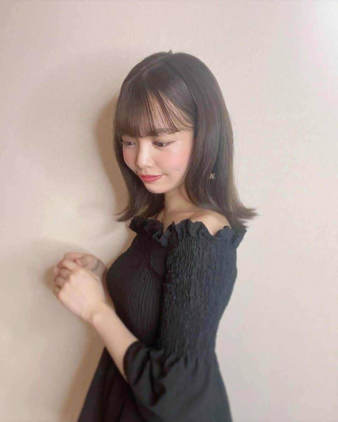 渕上舞さんのインスタグラム写真 - (渕上舞Instagram)「💇‍♀️❤︎﻿ ﻿ ﻿ 軽くスッキリさせました☺︎﻿ すっかり夏仕様🌻﻿ ﻿ 巻いたらもっと短く見えそう😌 また載せますね〜。 ﻿ ﻿ #newhair #haircolor #ミディアムヘア #ヘアチェンジ #外ハネミディアム #縮毛矯正 #梅雨対策ヘア #ミディアムボブ #夏服コーデ #オフショルダートップス #オフショルダー #いつかは #ボブにしたい #あと数センチの勇気なし」6月22日 23時26分 - mai_fuchigami_48