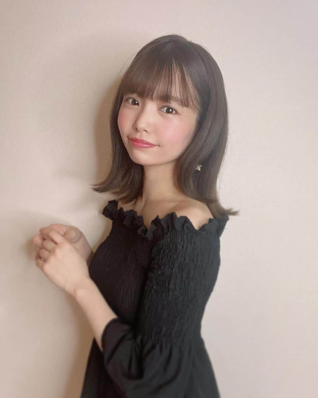 渕上舞さんのインスタグラム写真 - (渕上舞Instagram)「💇‍♀️❤︎﻿ ﻿ ﻿ 軽くスッキリさせました☺︎﻿ すっかり夏仕様🌻﻿ ﻿ 巻いたらもっと短く見えそう😌 また載せますね〜。 ﻿ ﻿ #newhair #haircolor #ミディアムヘア #ヘアチェンジ #外ハネミディアム #縮毛矯正 #梅雨対策ヘア #ミディアムボブ #夏服コーデ #オフショルダートップス #オフショルダー #いつかは #ボブにしたい #あと数センチの勇気なし」6月22日 23時26分 - mai_fuchigami_48