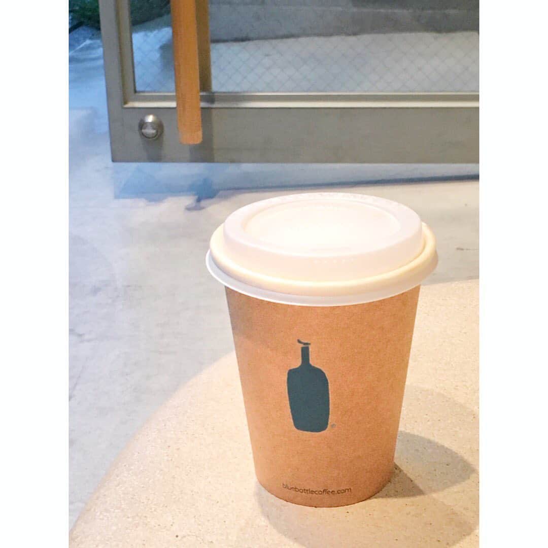 新井乃亜さんのインスタグラム写真 - (新井乃亜Instagram)「☕️ 最近どこに行ってもブルーボトルある😄 嬉しい🥰  #bluebottlecoffee #bluebottlecoffeejapan  #블루보틀 #블루보틀커피 #블루보틀도쿄  #ブルーボトルコーヒー池袋 #池袋カフェ」6月22日 23時29分 - noa__arai