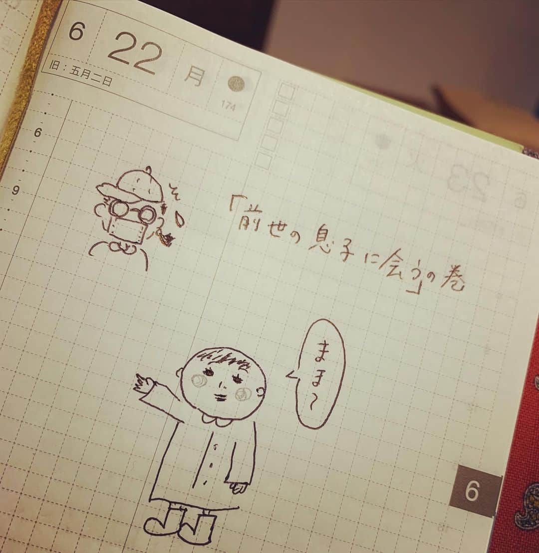 大月さゆさんのインスタグラム写真 - (大月さゆInstagram)「本日午後、小雨の中☔️﻿ 家の近くの小道で3、4歳の男の子がててて〜っと寄ってきて「ママ〜」って手をとられました👦🏻﻿ ﻿ 後ろにはその子の本当のパパとママがいて、突然の息子の行動に驚いた様子。﻿ パパ「すみませーん💦おーい、ママはこっちだぞ〜（笑）」﻿ ママ「すみませーん💦🤣」﻿ ﻿ あんまり可愛かったからそのまま手を取りたかったけど、瞬時に「密」が頭をよぎり、繋ぎかけた手をはなしました😭﻿ ﻿ 驚きの出来事に「ママじゃないよ〜😳💦ごめんね〜。またねぇ👋」と、パパとママに「すみませーん💦」くらいしか言えなかったけど、コロナじゃなかったらもっと一緒に笑えたのにな、、！っと残念でした😭﻿ ﻿ ﻿ それにしても、﻿ キャップかぶって🧢メガネかけて👓マスクをした😷変質者風の女性のどこがママに見えたのかと後になって謎は深まるばかり。﻿ きっと前世は親子で👩‍👦ピュアな彼には何か見えたのだろう。と思うことにしました（笑）﻿ こんなこと人生で初めてだし、今後もないだろうと思うので、記念に手帳にかきかきかき📝﻿」6月22日 23時31分 - sayuotsuki_official