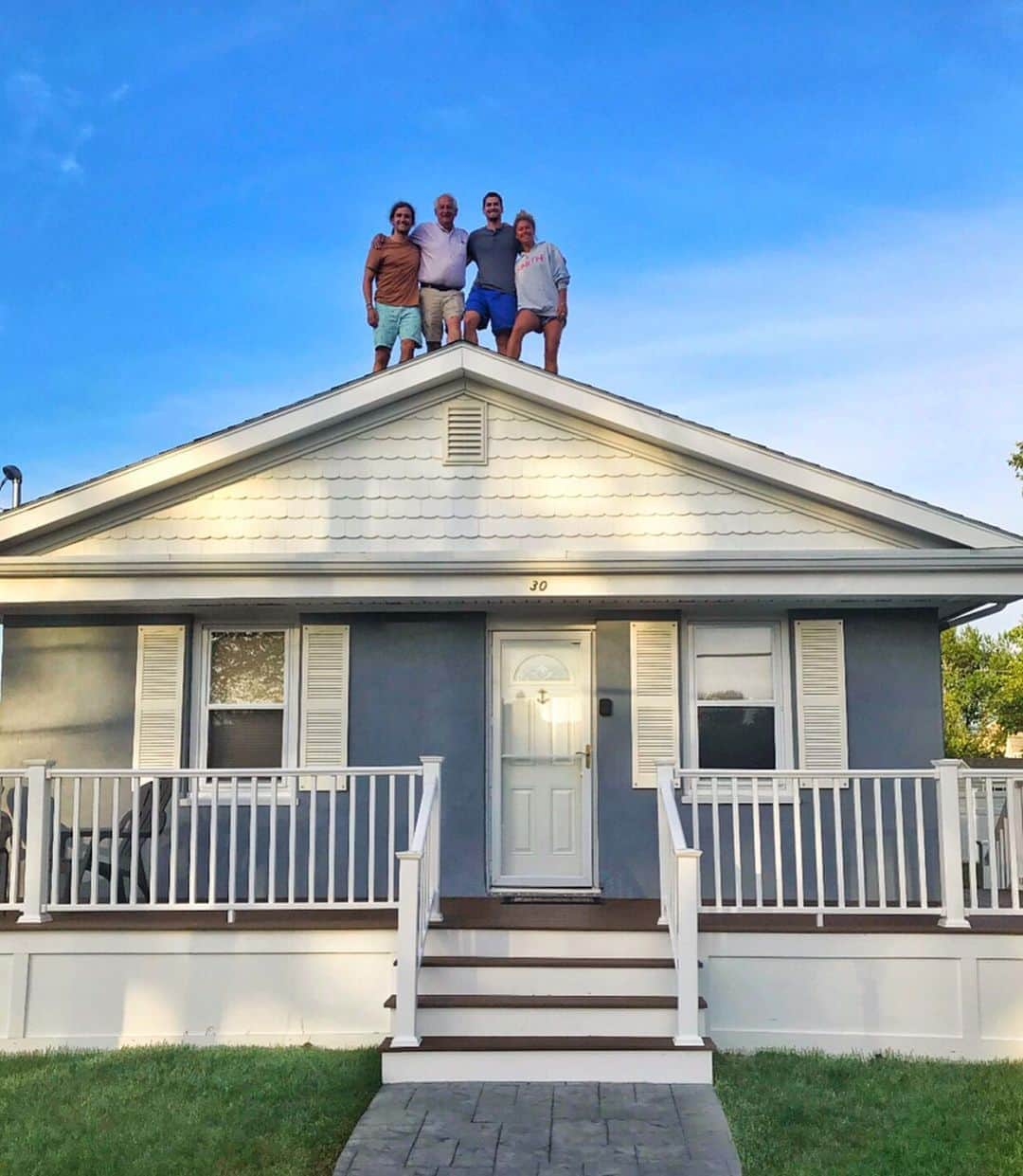 エリザベス・バイゼルさんのインスタグラム写真 - (エリザベス・バイゼルInstagram)「What have I been up to during quarantine? The boys and I decided to build a roof on our house because why not? A MASSIVE thank you to my Dad’s brilliant mind and design. Swipe to see the before and after! #mydadrocks」6月22日 23時47分 - ebeisel34