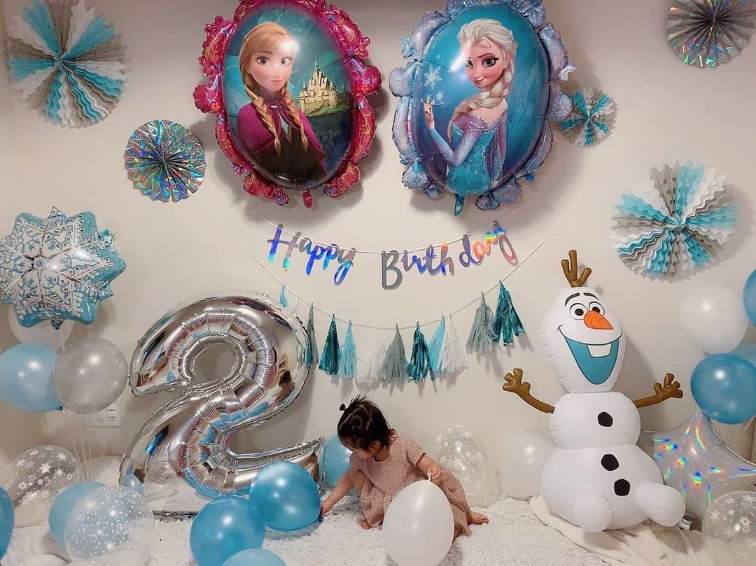 大島祐哉のインスタグラム：「娘の2歳の誕生日🎂 あっという間に2歳！ 最近は会話出来るようになって1日1日成長を感じます😊 可愛すぎて親バカ全開です。笑 元気に大きくなってね！  嫁の飾り付けのクオリティがすごい！笑  #2歳誕生日 #happybirthday #アナと雪の女王」