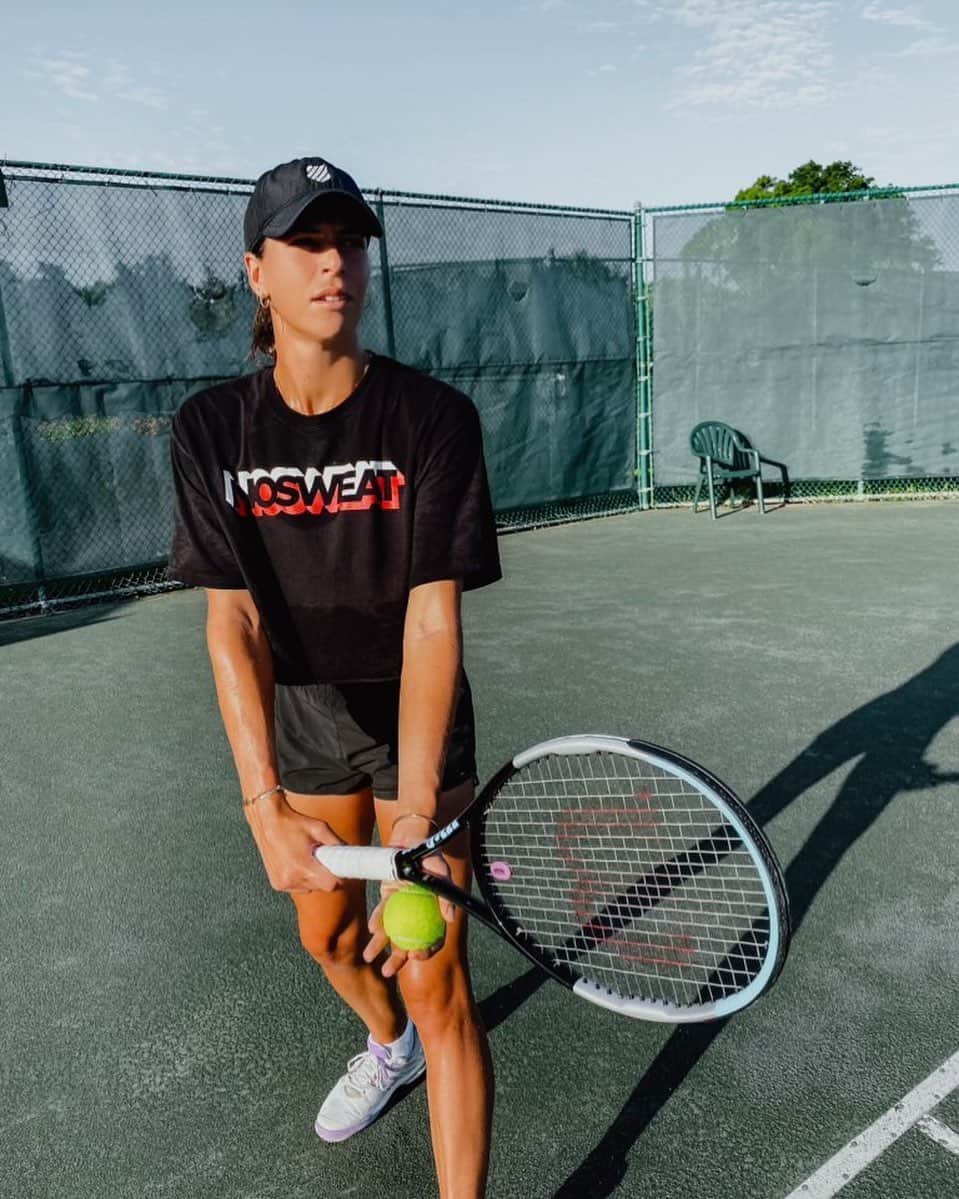 アイラ・トムリャノビッチのインスタグラム：「I’m excited to announce my partnership with @nosweatco !!!! I’ll be taking the court wearing my sweat absorbing hat liner, keeping my eyes clear and focused on the match 🙌🏽😉」
