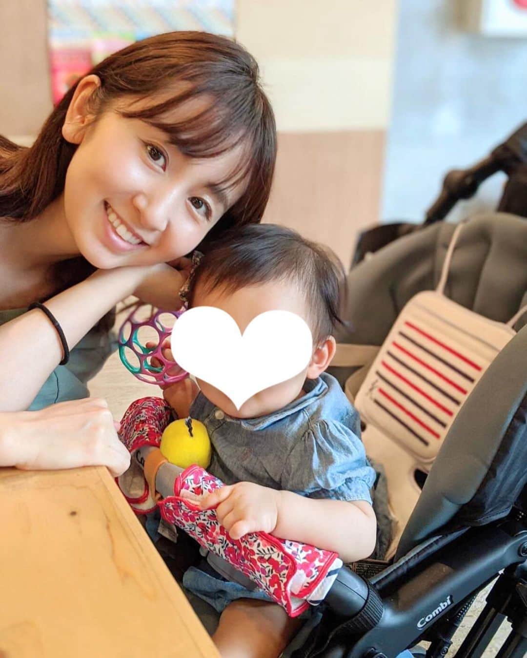 小野恵美のインスタグラム：「9か月になる娘👶🏻✨ ＊ ＊ つかまり立ちも伝い歩きもマスターして、もうすぐ自分で立ちそうな勢いです！すごい成長速度〜！😳💮 拍手も、バンザイも、おててフリフリもできるように🙌🏻 ＊ ＊ 絵本の〇〇はどこ？に指差しもします。 しかも正解なので天才だと褒めてます🤣笑 #親バカ ＊ ＊ ティッシュも、本棚の本も全て出しちゃうけどそこも成長ですね🤣✨ 先月パパと言えるようになり、 今日はっきりママと言い出しました🥺感動❤️ ＊ ＊. いよいよ3回食スタートなので、益々大きくなって欲しいな☺️ #育児 #子育て #女の子ベビー #女の子ママ #ママ #新米ママ #赤ちゃん #生後9ヶ月 #赤ちゃんのいる生活 #赤ちゃんのいる暮らし #baby #babygirl #成長記録 #親バカ部 #親バカ #ママさんと繋がりたい」