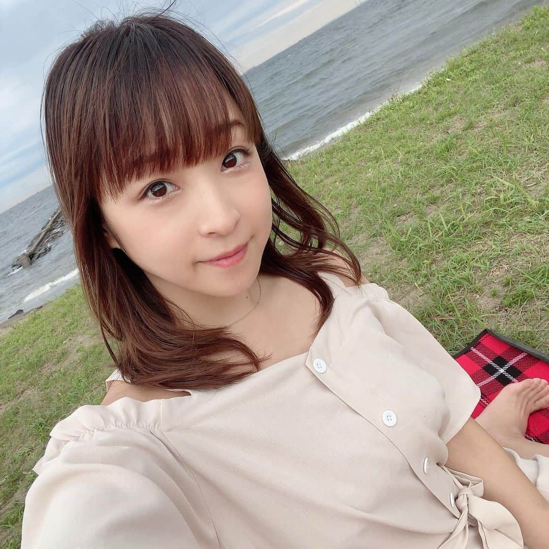 くぼたみかのインスタグラム：「Going back to the new normal little by little 🕊 Drove to the beach and had sea breeze for the first time in a while and it was awesome🌊🌊🌊 少しずつ「新基準での日常」に戻りつつあるこの頃、海までドライブしてきました✨曇ってたけど久々の潮の香り、テンション上がった🌊 #beach #newnorm #aftercorona #梅雨　#あまり家から出ないからそんなに梅雨も苦じゃない　#家の居心地が良すぎて以前の生活に戻れるか不安」