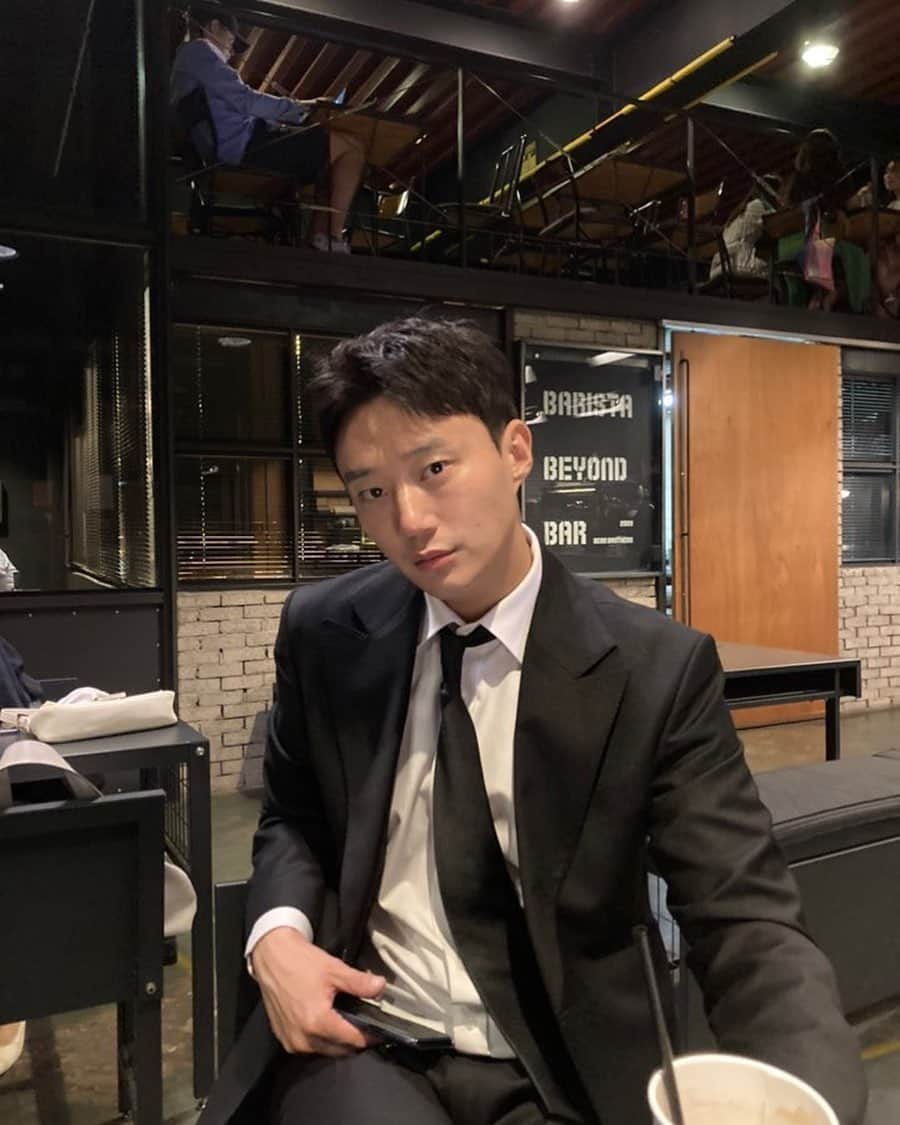 ハン・ジェソクのインスタグラム：「BLACK SUIT」