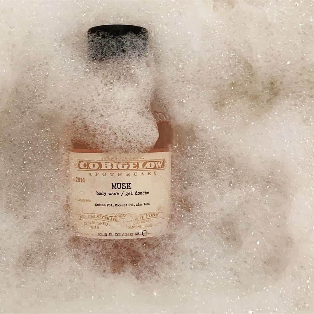 C.O. Bigelowさんのインスタグラム写真 - (C.O. BigelowInstagram)「The ultra-chic @misscandiceb has the best eyes for details and knows her way around body care. 🛁 ⁠⁠ She's keeping it fun and bubbly by unwinding with our Iconic Musk Body Wash. 💦 If you love her minimal aesthetic, head to Candice's page for all things luxe beauty! ❤️ #AmplifyMelanatedVoices」6月23日 0時01分 - cobigelow