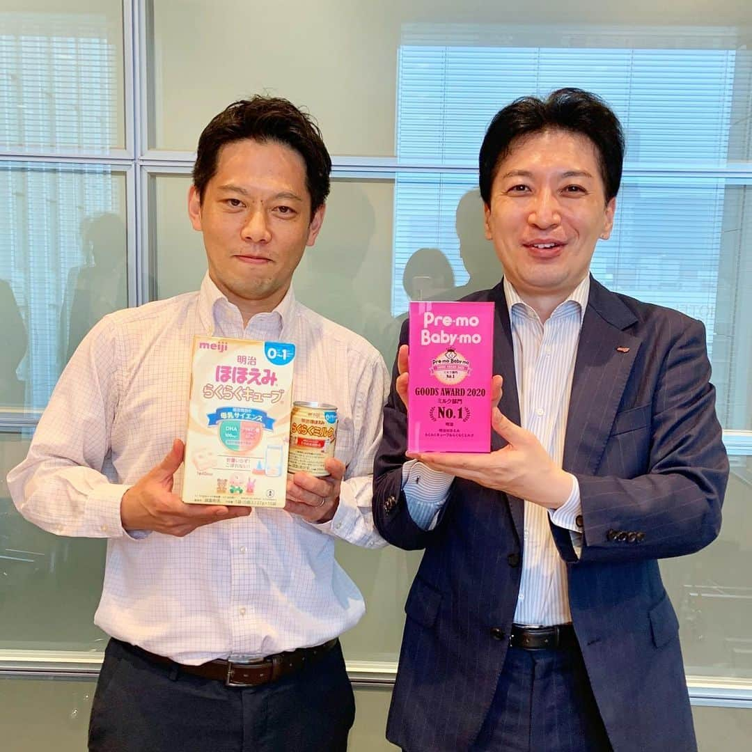 premo-babymoさんのインスタグラム写真 - (premo-babymoInstagram)「プレモベビモGOODS AWARD 2020「ミルク部門」第1位は、明治ほほえみ らくらくキューブ&らくらくミルクでした✨コロナで遅くなってしまいましたがトロフィーお届けしてきました🏆✨またあのママ&パパ応援企画やりたいですねぇ😍💓 . #babymo #ベビモ #赤ちゃん #ベビー #baby #ベビーグッズ #赤ちゃんのいる生活 #赤ちゃんのいる暮らし #premo #プレモ #出産準備 #ミルク #明治ほほえみらくらくミルク #明治ほほえみ #明治ほほえみらくらくキューブ #award #明治」6月23日 0時03分 - premo.babymo