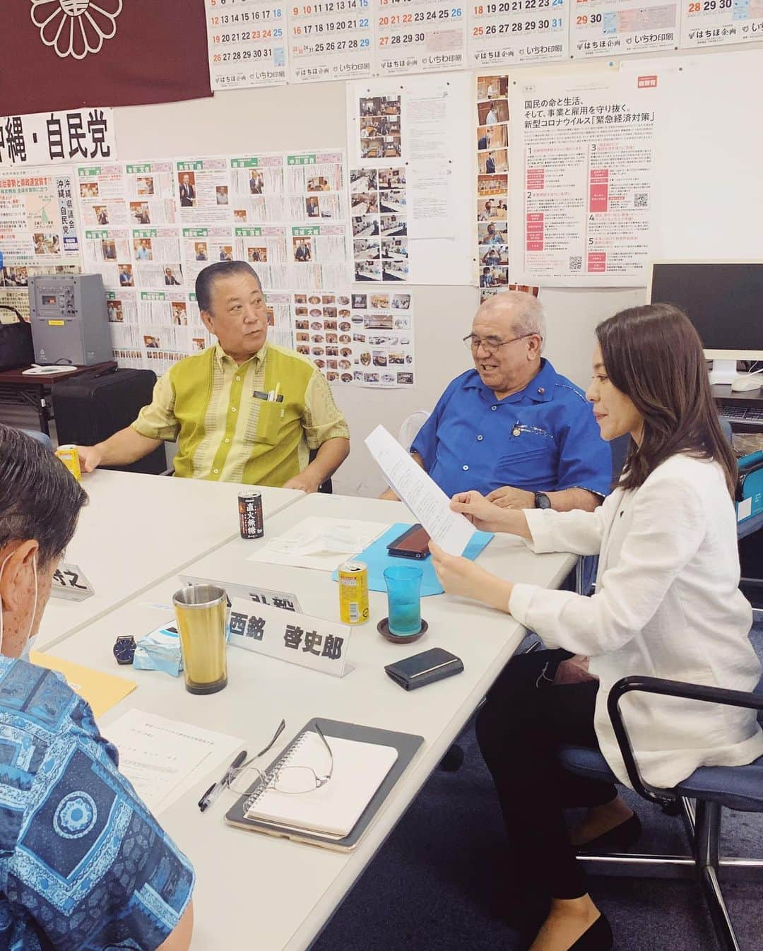 今井絵理子さんのインスタグラム写真 - (今井絵理子Instagram)「先週19日に県外移動自粛が解除されました。 まだまだ気を緩めることはできませんが、少しずつ日常を取り戻していかなければなりません。  明日、23日は「慰霊の日」。 沖縄県民にとって特別なこの日にあわせて、帰省させていただきました。  今日は、沖縄県議会議員選挙後、初めて行われた沖縄自民党県議団の議員総会にて挨拶をさせていただきました。  7名が新しく仲間入りした総勢19名の議員団。過半数は取れなかったものの議席を増やし、大きく前進しました。  沖縄の発展は、日本のさらなる発展のエネルギーとなります。新しい議員団に大きな期待を寄せています。  理想を掲げ、導いていくことが政治の役割。同時にリアルから目を背けることなく、時に苦しい選択や決断をして、結果として県民・国民を幸福に導いていくことが求められます。  未来の沖縄にどんな花を咲かせることができるか。  今夜は「慰霊の日」を迎えるにあたり、沖縄の過去と未来に想いを馳せています。  #沖縄 #okinawa #帰ってきたよ #沖縄自民党 #今井絵理子 #感謝 #活動」6月23日 0時04分 - erikoimai0922