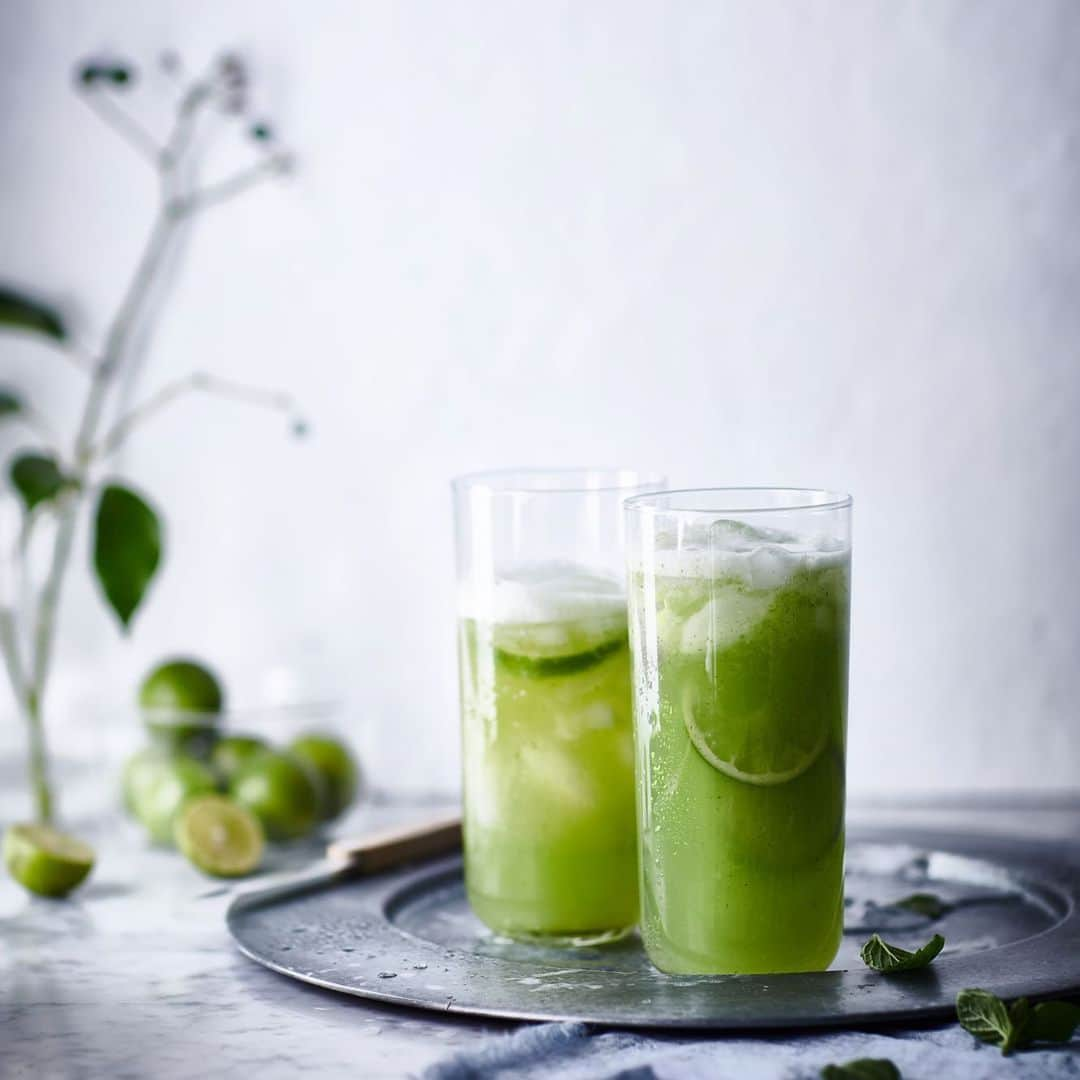 Vitamix Global Headquarters Real foodさんのインスタグラム写真 - (Vitamix Global Headquarters Real foodInstagram)「When life gives you limes, make limeade??🍋💚 • 📸: Mint Limeade recipe link in bio. • #recipes #vitamix #summer #mint #lime #myvitamix #refresher #vegan #wholefood #blenderrecipes #blender」6月23日 0時05分 - vitamix