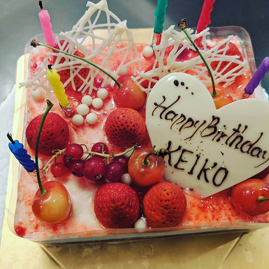 真山景子のインスタグラム：「6/22Birthday #Birthday #42 #Happy #2020  今日は、私のお誕生日…を、誰よりも楽しみにしててくれてのは、なぜだか息子でした😂💕前夜からソワソワ、ヒソヒソ。なんかあるんだろうなぁと気づきながらも知らん顔してみた😆 息子、まだまだ嘘がなかなか上手くなれず、つい、ボロが出るのwww  聞くとなんでも答えちゃだめだよ😂😂😂😂😂😂あー、なんて可愛いんだろうwww男の子って嘘がヘタなのかしら。  ありがとう❤こんなに楽しみにしてくれて、どんなリアクションしたらいいのかわからなくなるほど嬉しくて可愛かったなぁ💗💗💗💗💗💗 そんな42歳の始まりは、コロナショック始まり初のお祝い事。流石に中々お友達とは集まれないけど、みんなからのメッセージやさり気ない事に、本当に心温かくなりすぎて、うるうるしちゃった。そんな涙腺弱そうな中年期のはじまりはじまり〜😂😂🙏✨」