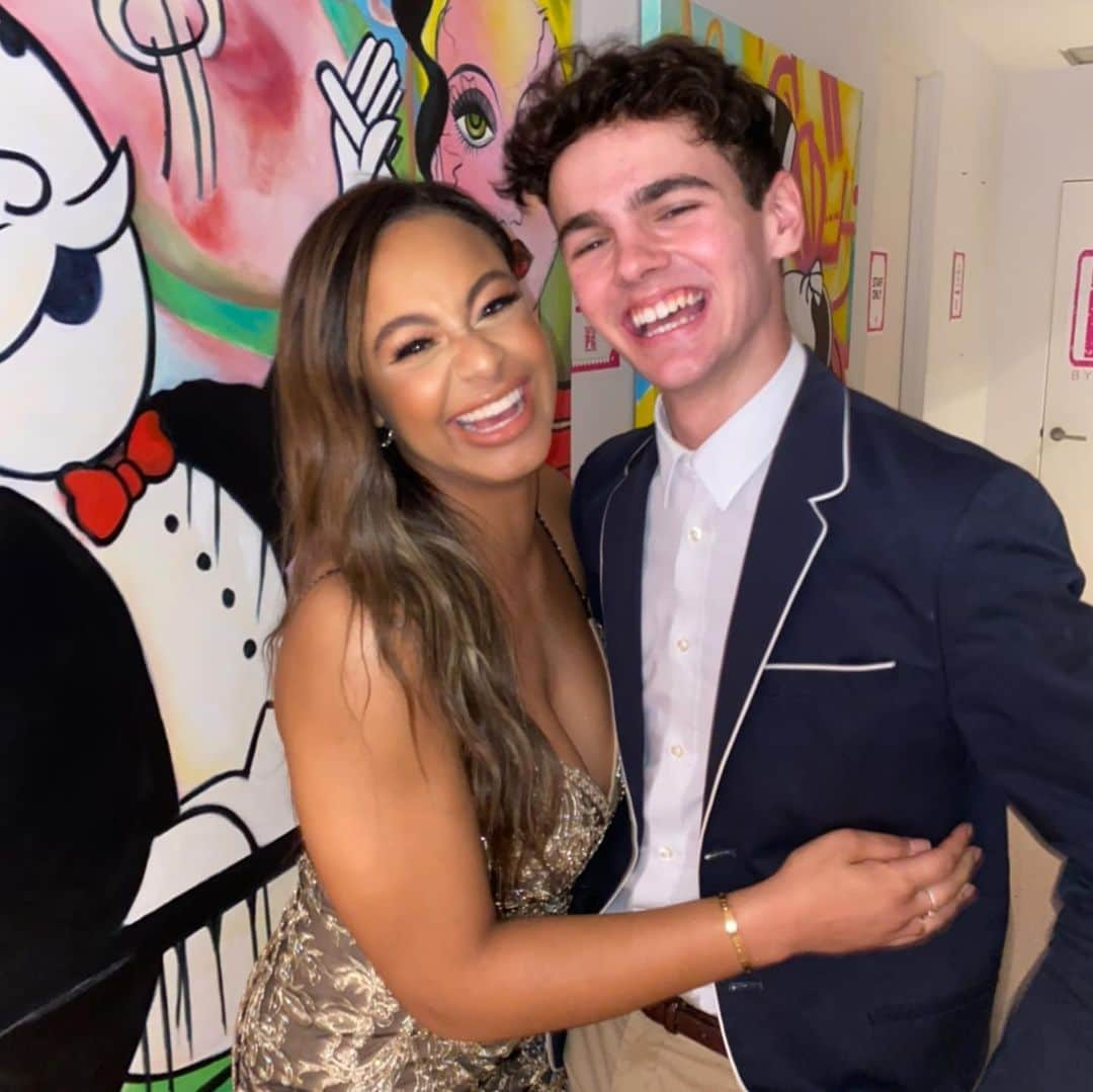 Nia Sioux Frazierさんのインスタグラム写真 - (Nia Sioux FrazierInstagram)「If I had a dollar for every time you’ve made me smile I’d be a trillion-air. @itsjakeclark Thanks for being my partner in crime, my insta bf, and my best friend. You make the world a better place. Love you forever jake❤️」6月23日 0時08分 - niasioux