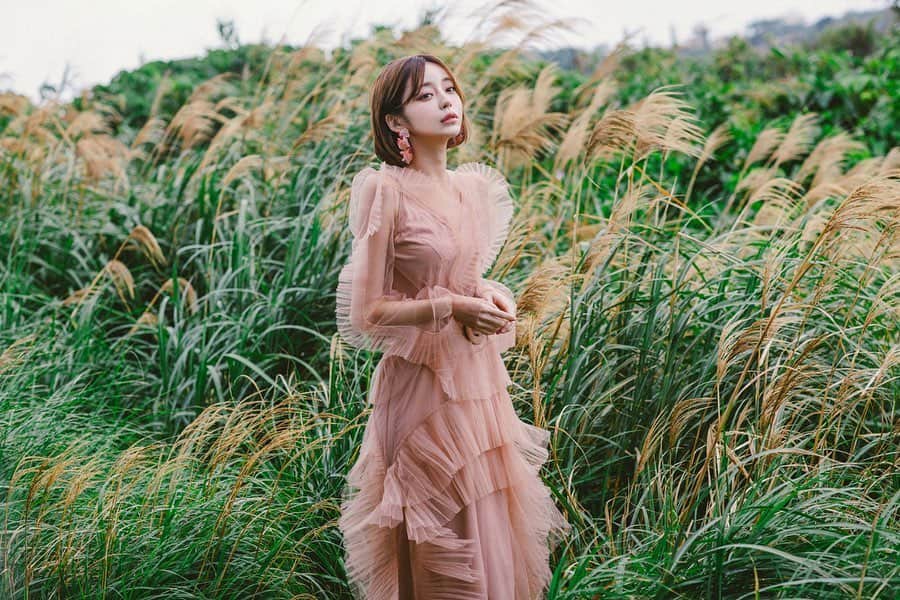 AYA YAGISHITAのインスタグラム：「@taeri__taeri ×@medulla_jp . . テリちゃんがカスタマイズしたシャンプー/リペアのカラーに合わせて衣装もオールピンク色に🌸 素敵な撮影ありがとうございました♡」