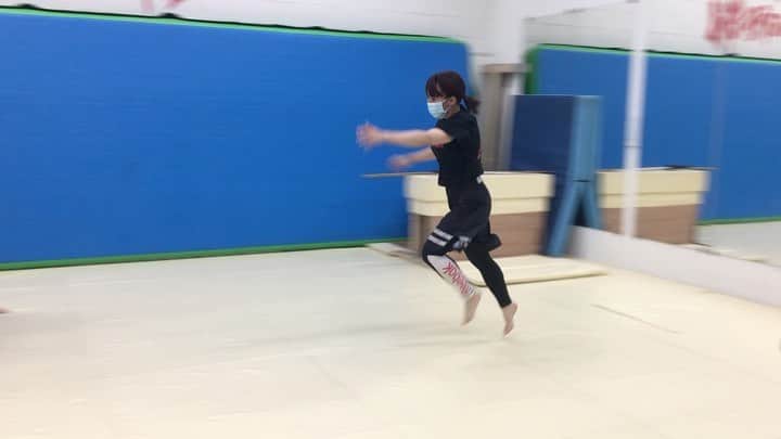 中島翔子のインスタグラム：「地上でいけましたが単発バク転ができなくなりました(^p^) #aacstuntsgym #action」