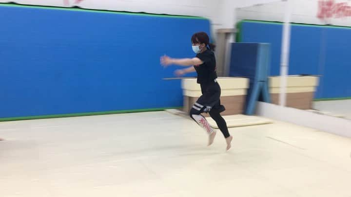 中島翔子のインスタグラム：「地上でいけましたが単発バク転ができなくなりました(^p^) #aacstuntsgym #action」